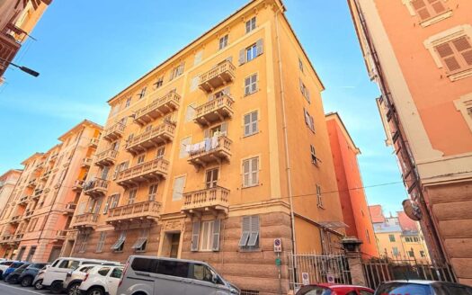 SESTRI CENTRO QUADRILOCALE BALCONE ASCENSORE TERMOAUTONOMO CANTINA