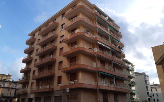 SESTRI GALLIANO – SIGNORILI VANI 7 MQ.135 BIBALCONATA CANTINA ASCENSORE POSTAUTO CONDOMINIALE