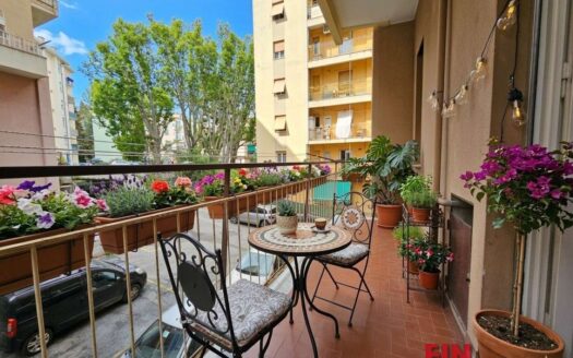 SESTRI VIA BONFADIO ampio accogliente 5 vani + bibalconi solo €72.000