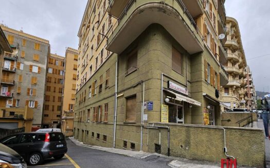 SESTRI CENTRO AFFITTASI NEGOZIO 45MQ + SERVIZIO + POSTAUTO