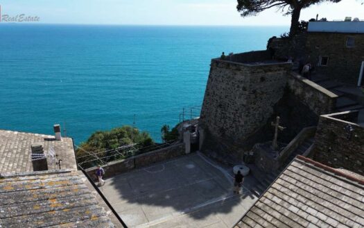 CORNIGLIA – CINQUE TERRE | LUMINOSO CON BALCONCINO VIVIBILE
