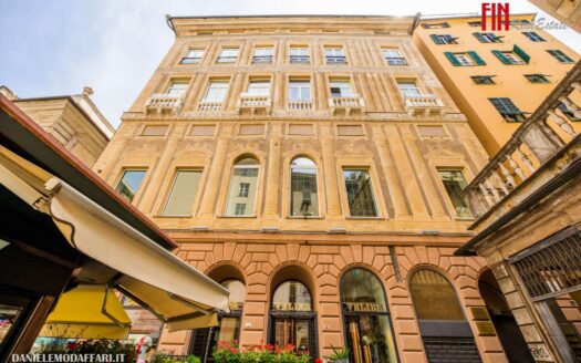 CENTRO STORICO (PIAZZA BANCHI) – PRESTIGIOSO APPARTAMENTO